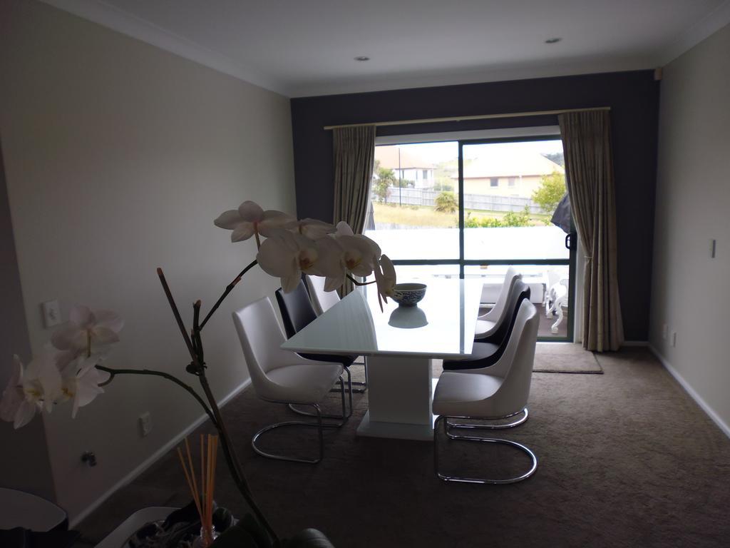 The Voyager Hotel Whangaparaoa Room photo